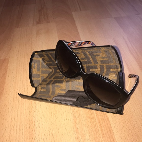 FENDI SUN GLASSES WITH CASE.   (100% Authentic) - Picture 8 of 8